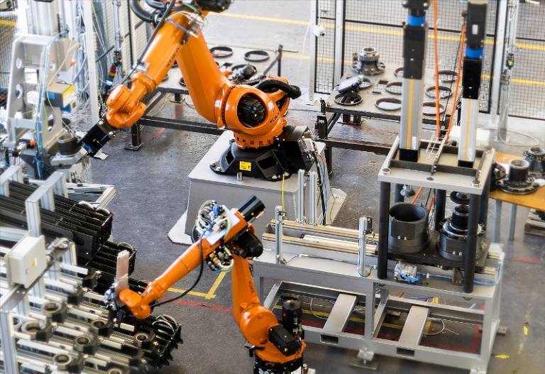 Operativa un’isola robotica assemblare in automatico i mozzi ruota: così Emmerre garantisce la qualità assoluta dei ricambi truck